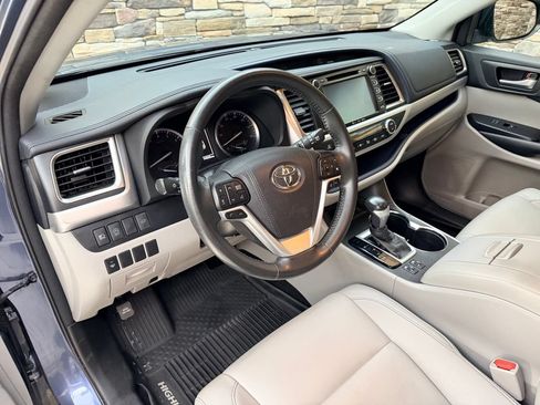 Used 2018 Toyota Highlander XLE AWD/4WD image 14