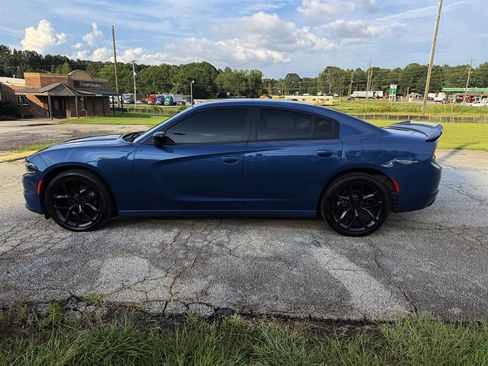 Used 2021 Dodge Charger SXT w/ Blacktop Package RWD image 5