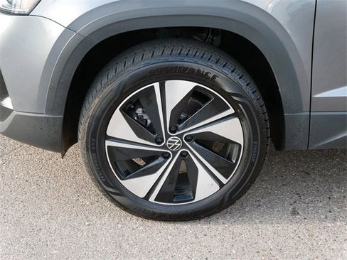 Certified 2025 Volkswagen Taos SE image 9