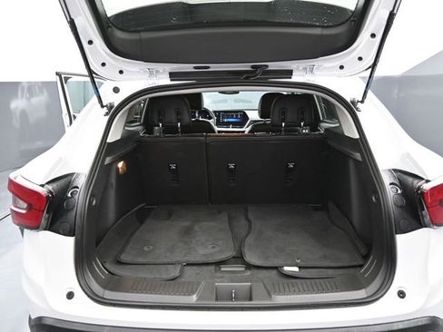 Used 2025 Chevrolet Trax LT image 32