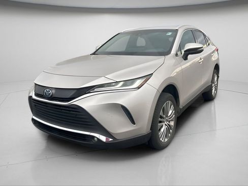 Used 2024 Toyota Venza XLE image 9