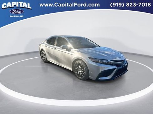 Used 2024 Toyota Camry SE image 2