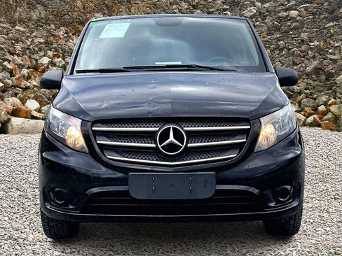 Used 2018 Mercedes-Benz Metris Passenger image 3