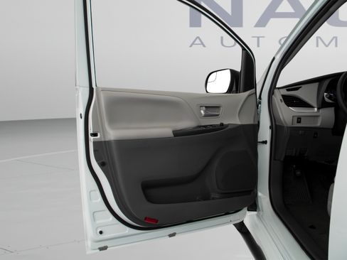 Used 2020 Toyota Sienna LE FWD image 13