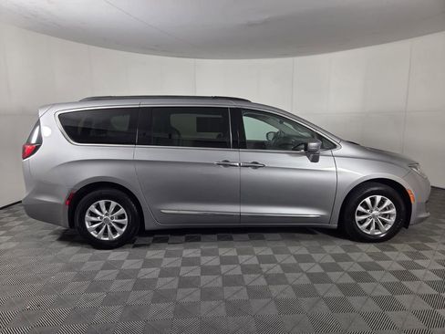 Used 2017 Chrysler Pacifica Touring-L FWD image 4