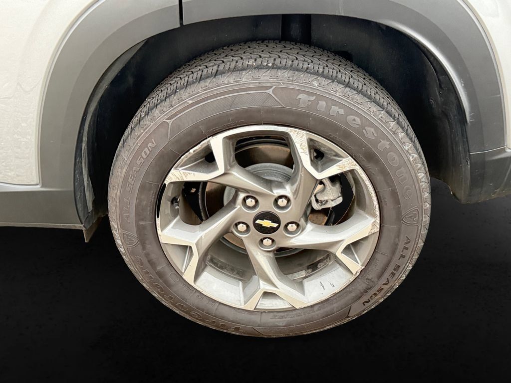 Used 2025 Chevrolet Trax LT w/ LT Convenience Package FWD image 12