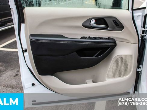 Used 2023 Chrysler Pacifica Touring-L image 39