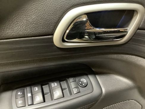 Used 2021 Jeep Grand Cherokee Laredo image 21