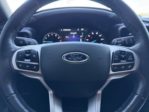 Used 2021 Ford Explorer XLT image 25
