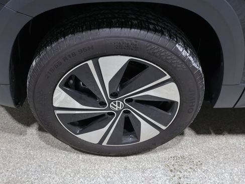 Used 2025 Volkswagen Taos SE image 9