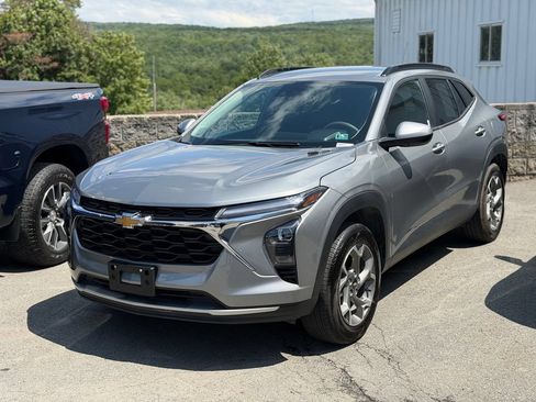 Used 2025 Chevrolet Trax LT FWD image 1
