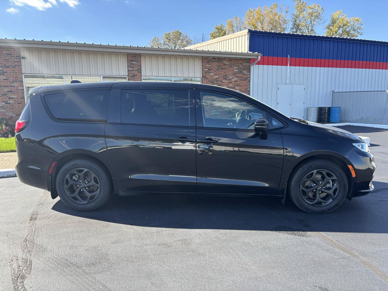 Used 2023 Chrysler Pacifica Touring-L w/ Uconnect Theater Family Group FWD image 2