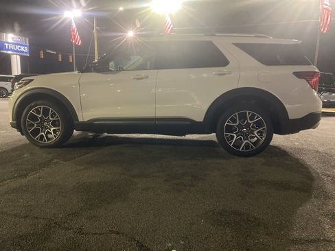 Used 2025 Ford Explorer Platinum w/ Ultimate Package image 4