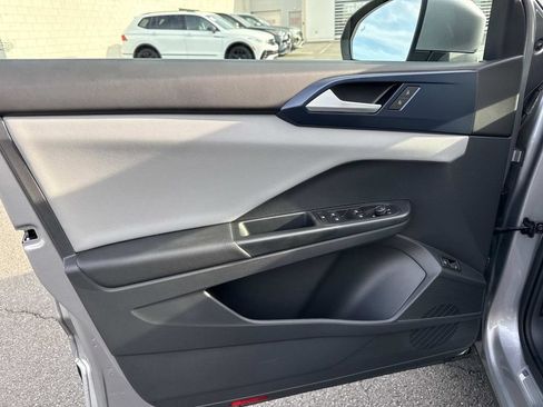 Used 2023 Volkswagen Taos SE w/ Panoramic Sunroof Package FWD image 12