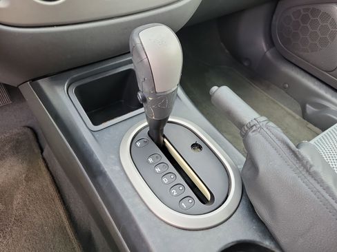 Used 2005 Ford Escape XLT image 12