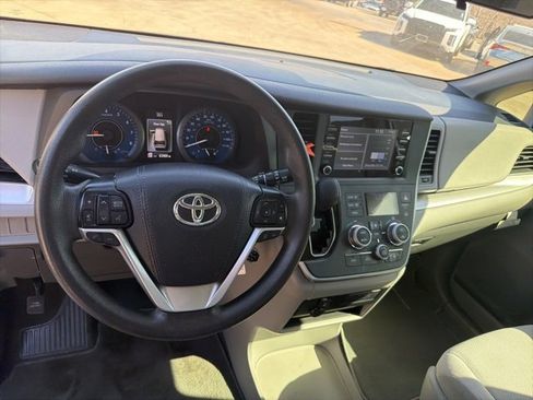 Used 2020 Toyota Sienna L image 12