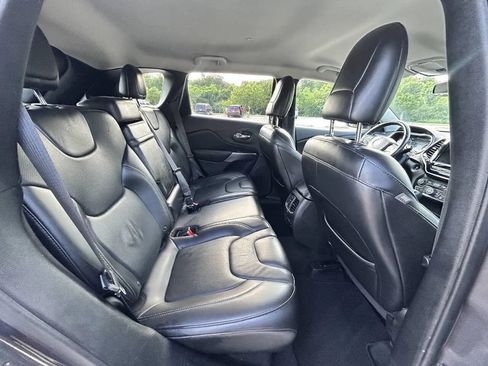 Used 2019 Jeep Cherokee Limited FWD image 15