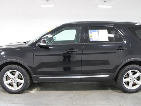 Used 2017 Ford Explorer XLT w/ Equipment Group 201A AWD/4WD image 6