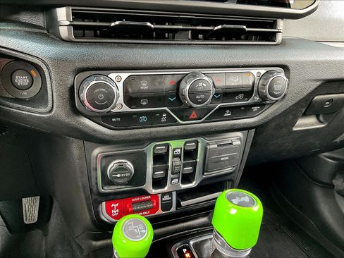 Used 2024 Jeep Wrangler Unlimited AWD/4WD image 15