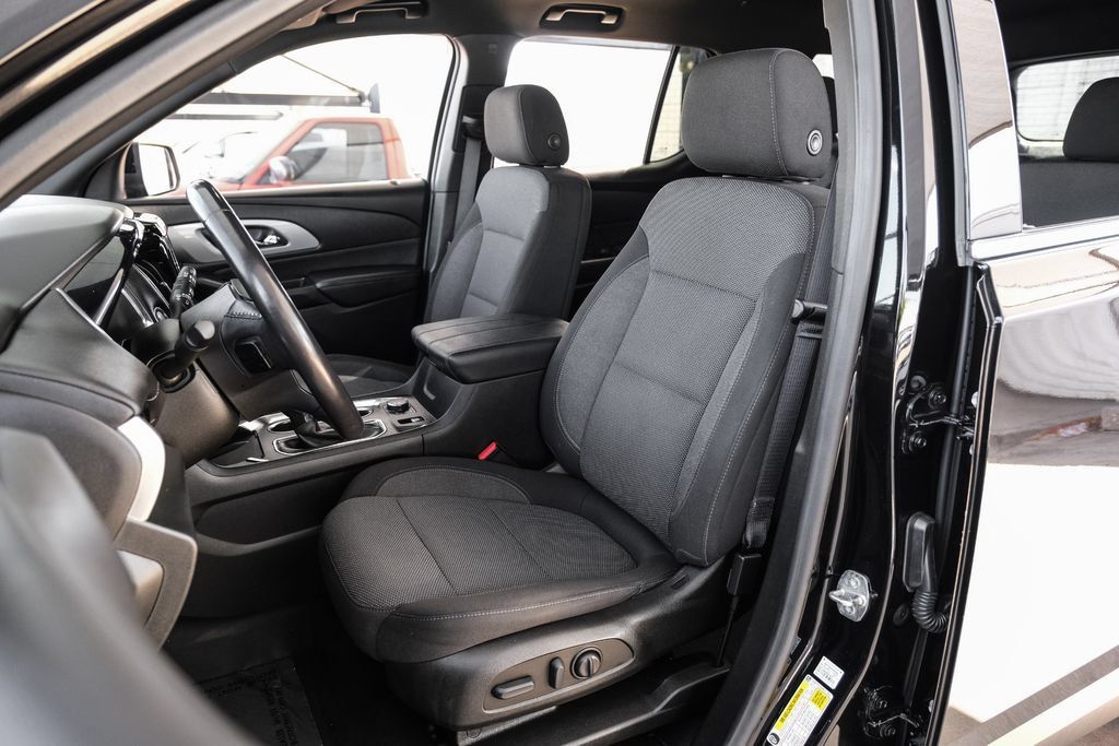 Used 2022 Chevrolet Traverse LT FWD image 32