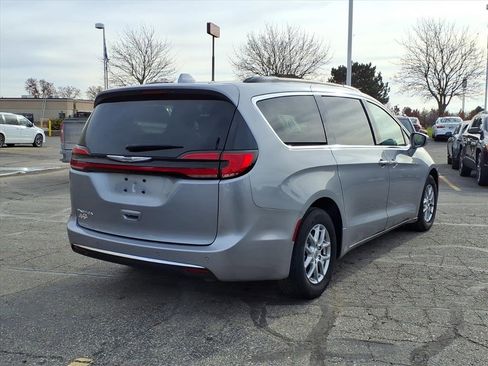Used 2021 Chrysler Pacifica Touring image 6