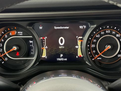 Used 2025 Jeep Wrangler Unlimited Sahara AWD/4WD image 40