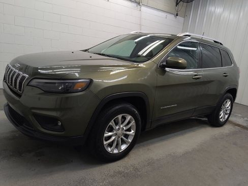 Used 2019 Jeep Cherokee Latitude w/ Cold Weather Group AWD/4WD image 2