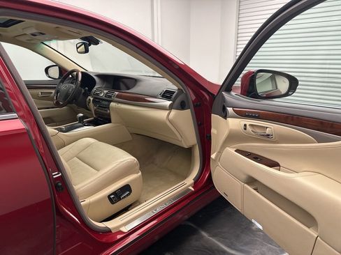 Used 2013 Lexus LS 460 AWD w/ Comfort Pkg image 9