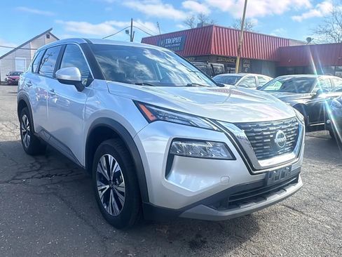 Used 2023 Nissan Rogue SV image 3