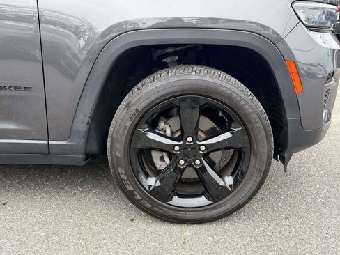 Used 2023 Jeep Grand Cherokee Altitude AWD/4WD image 12