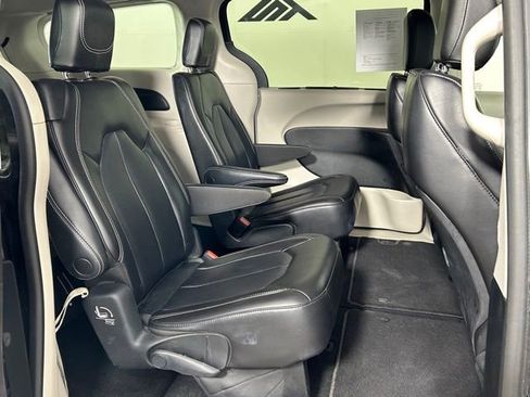 Used 2023 Chrysler Pacifica Touring-L image 9