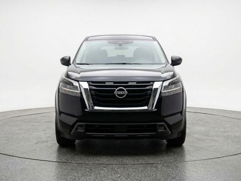 Used 2025 Nissan Pathfinder SV FWD image 2