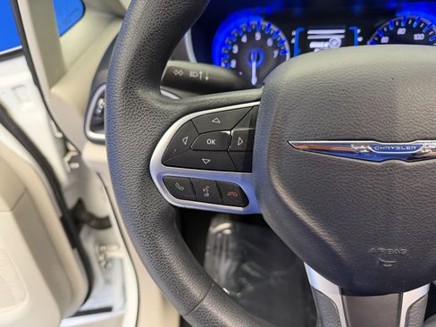 Used 2017 Chrysler Pacifica Touring FWD image 16