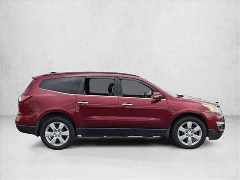 Used 2017 Chevrolet Traverse LT w/ Style and Technology Package FWD image 4