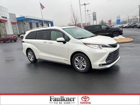 Used 2021 Toyota Sienna Limited image 3