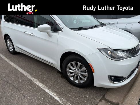 Used 2018 Chrysler Pacifica Touring-L Plus FWD image 1