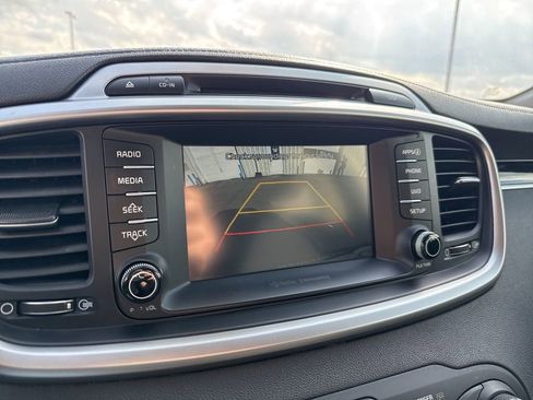 Used 2017 Kia Sorento LX w/ LX Convenience Package image 22