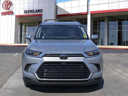 Used 2024 Toyota Grand Highlander XLE image 3