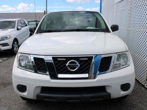 Used 2018 Nissan Frontier SV image 2