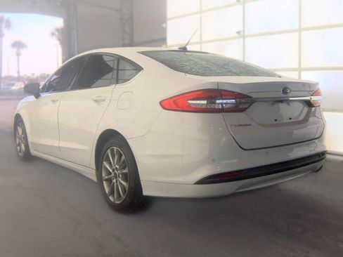 Used 2017 Ford Fusion SE w/ Fusion SE Technology Package FWD image 6