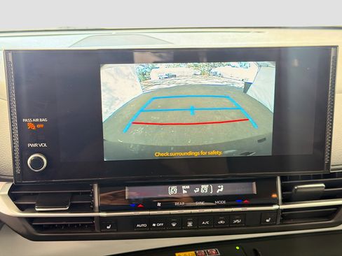 Used 2025 Toyota Sienna XLE image 33