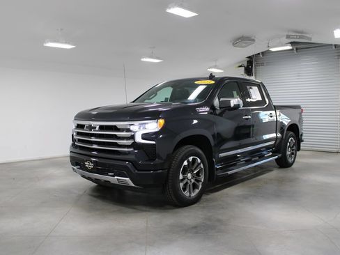 Used 2023 Chevrolet Silverado 1500 High Country w/ Technology Package AWD/4WD image 4