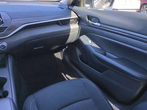 Used 2025 Nissan Altima 2.5 SV FWD image 17