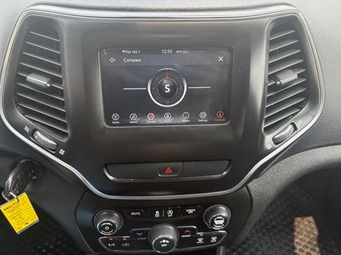 Used 2019 Jeep Cherokee Latitude w/ Popular Appearance Group AWD/4WD image 28