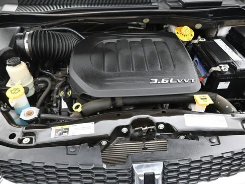Used 2016 Dodge Grand Caravan SE image 32