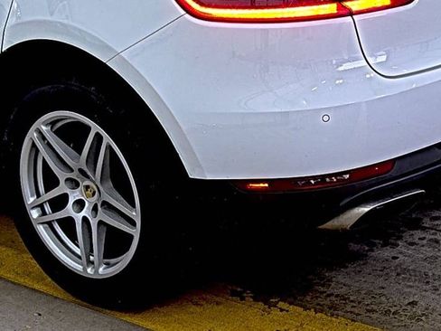 Used 2018 Porsche Macan AWD/4WD image 10