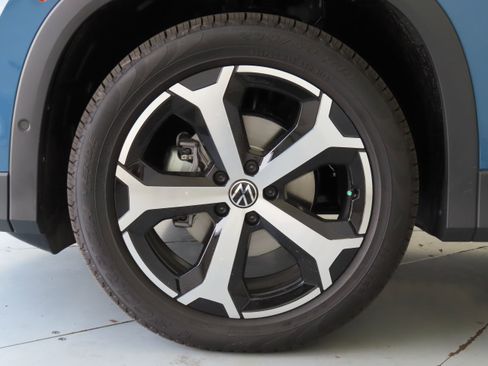 New 2026 Volkswagen Tiguan SE FWD image 28