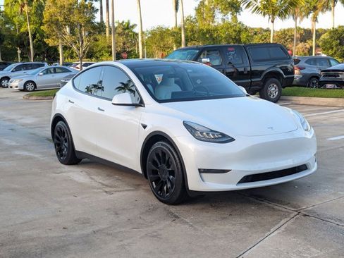 Used 2022 Tesla Model Y Long Range image 3