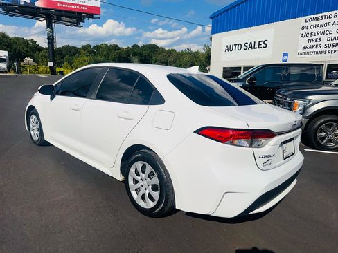 Used 2021 Toyota Corolla LE image 3