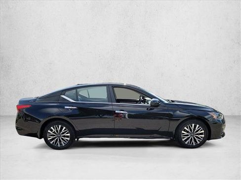 Used 2023 Nissan Altima 2.5 SV FWD image 4
